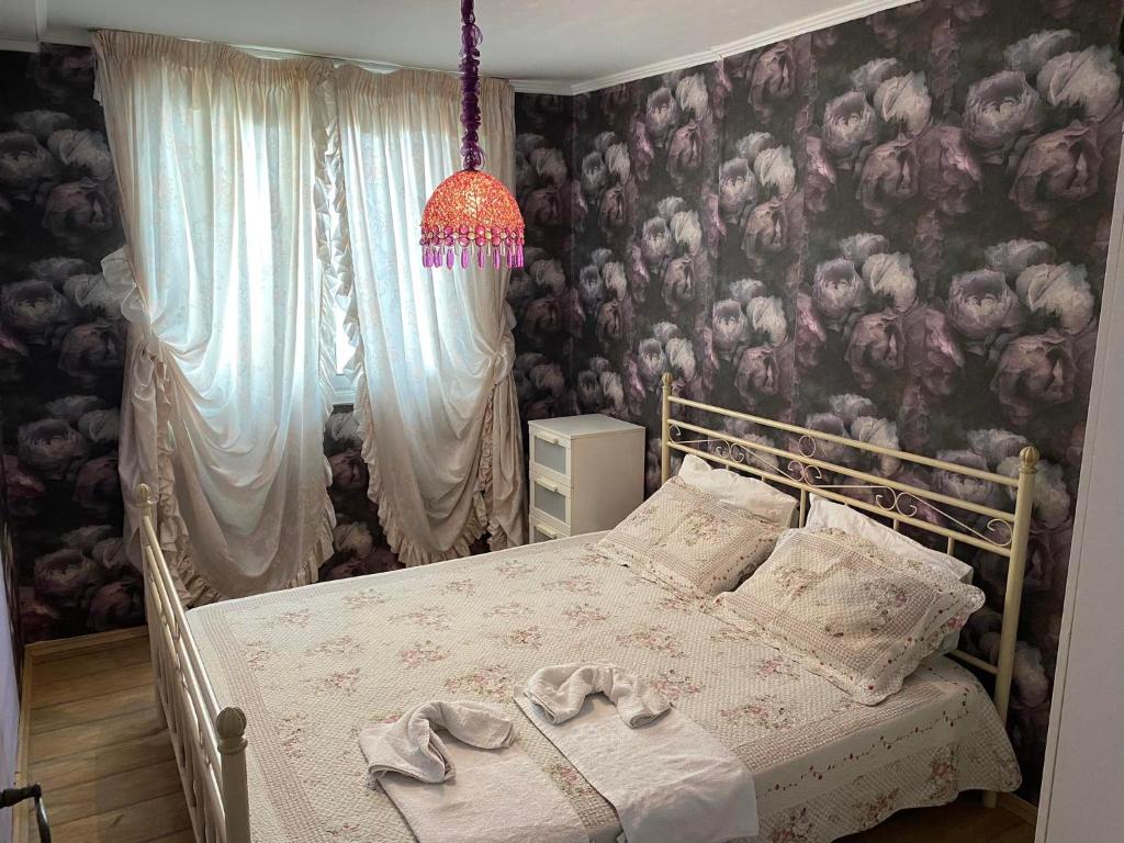 Säng eller sängar i ett rum på Olympus Miracle