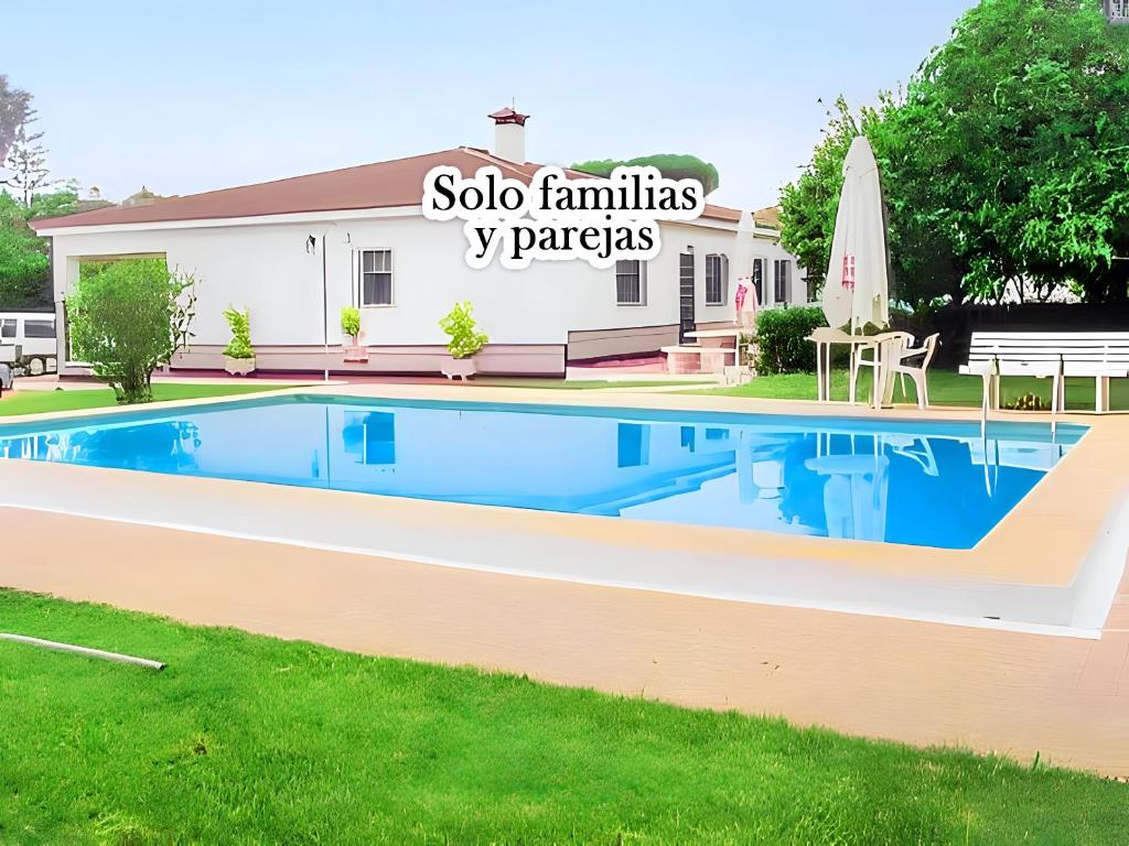 una piscina frente a una casa en Chalet Piscina Privada La Mascota, en Chiclana de la Frontera