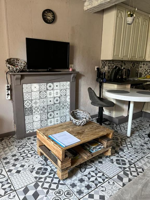 TV a/nebo společenská místnost v ubytování Gîte Pierre et Meuse