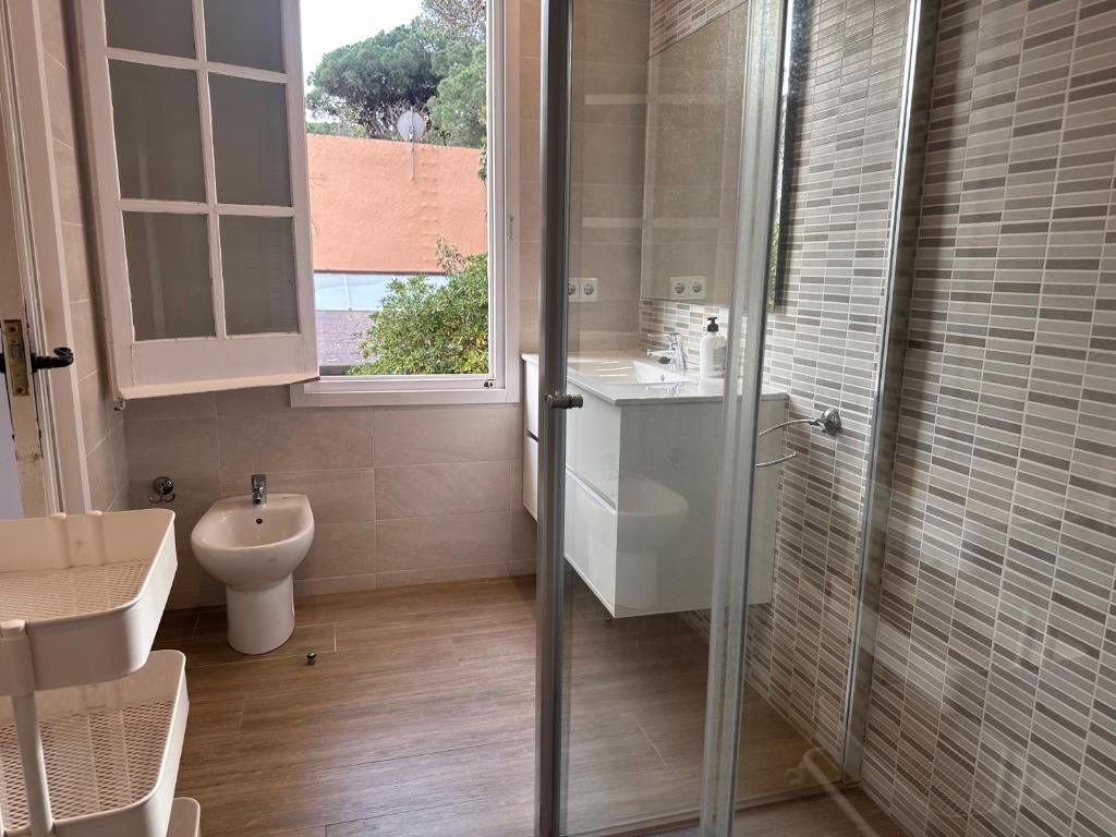 Kúpeľňa v ubytovaní Casa única con jardín a 45 metros de la playa. BE