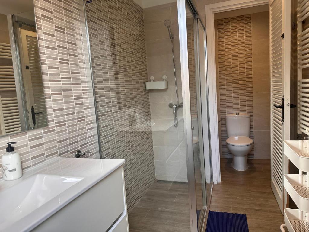 Kúpeľňa v ubytovaní Casa única con jardín a 45 metros de la playa. BE