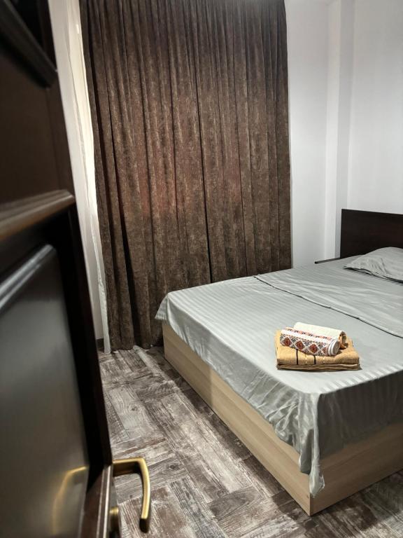 Un dormitorio con una cama con una toalla. en Sweet Home Iasi Airport 2 en Iaşi