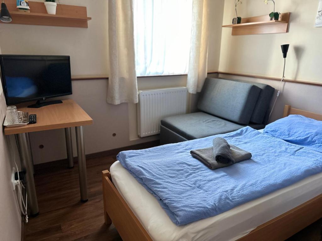 Posteľ alebo postele v izbe v ubytovaní Gyarmati Panzió & Étterem