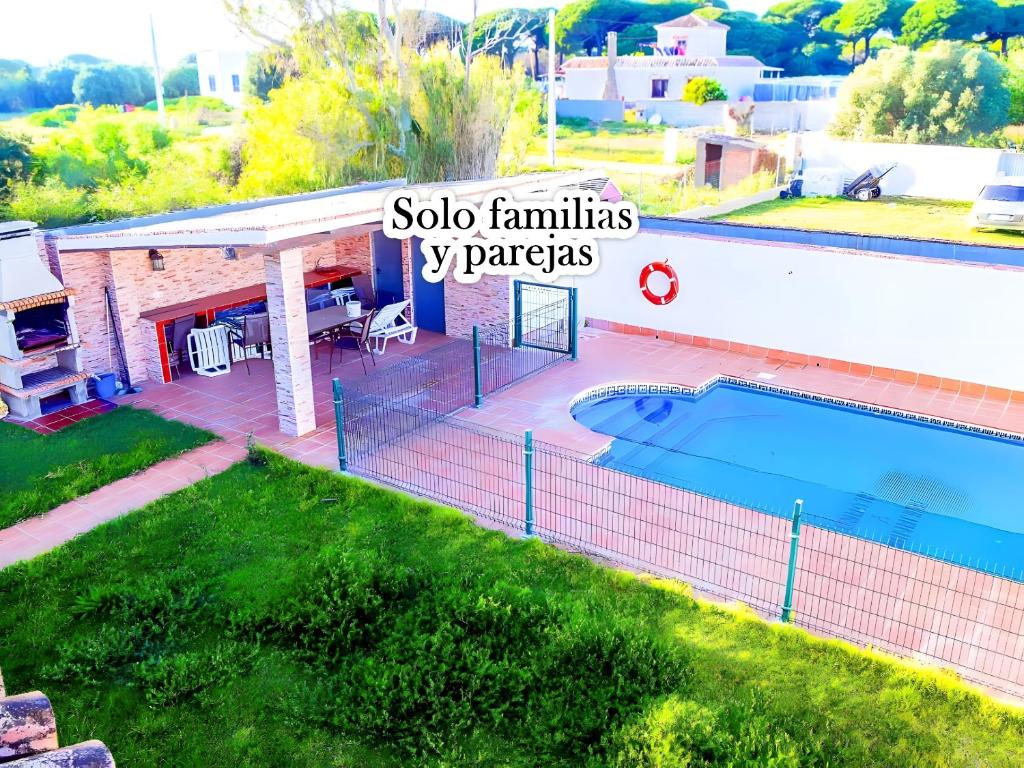 una casa con piscina en un patio en Chalet Piscina Privada Zona Vallada con Barbacoa en Conil de la Frontera