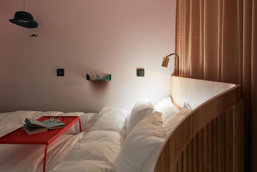 Una cama con una mesa roja encima. en Zzz Dreamscape Hotel, en Estocolmo