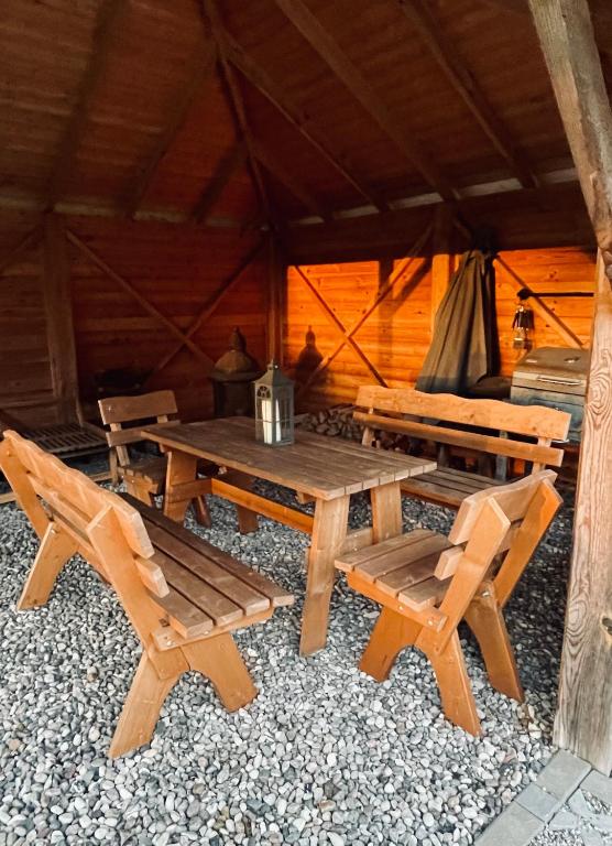 a wooden picnic table and chairs in a cabin at Apfelhof Biesenbrow in Biesenbrow