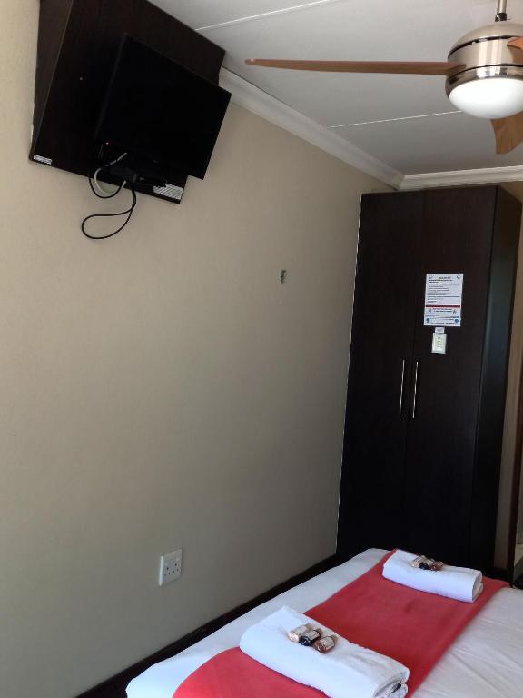 OR Tambo Guest House - 预算双人间