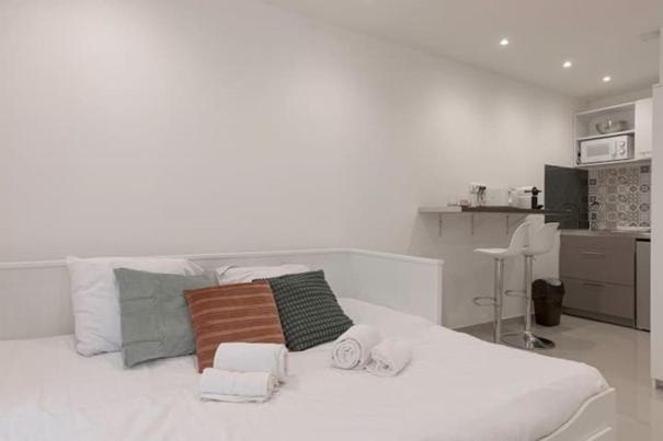 - un lit blanc avec des serviettes dans l'établissement Studio centre de Cannes, à Cannes