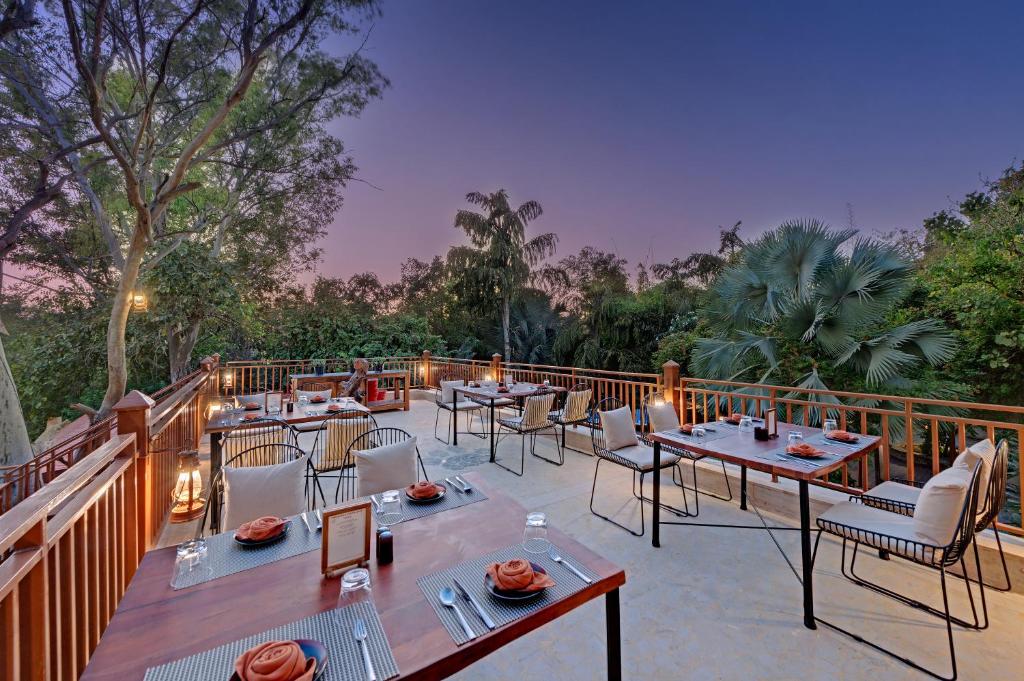 Balkón nebo terasa v ubytování The Fern Gir Forest Resort, Sasan Gir - A Fern Crown Collection Resort