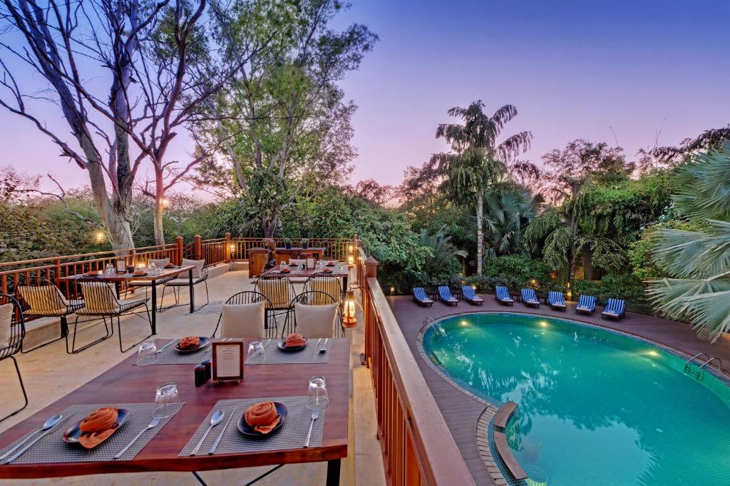 Bazén v ubytování The Fern Gir Forest Resort, Sasan Gir - A Fern Crown Collection Resort nebo v jeho okolí