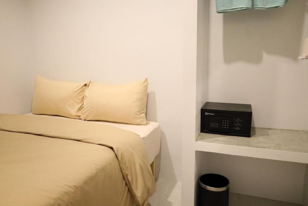 Postel nebo postele na pokoji v ubytování Y House Patong
