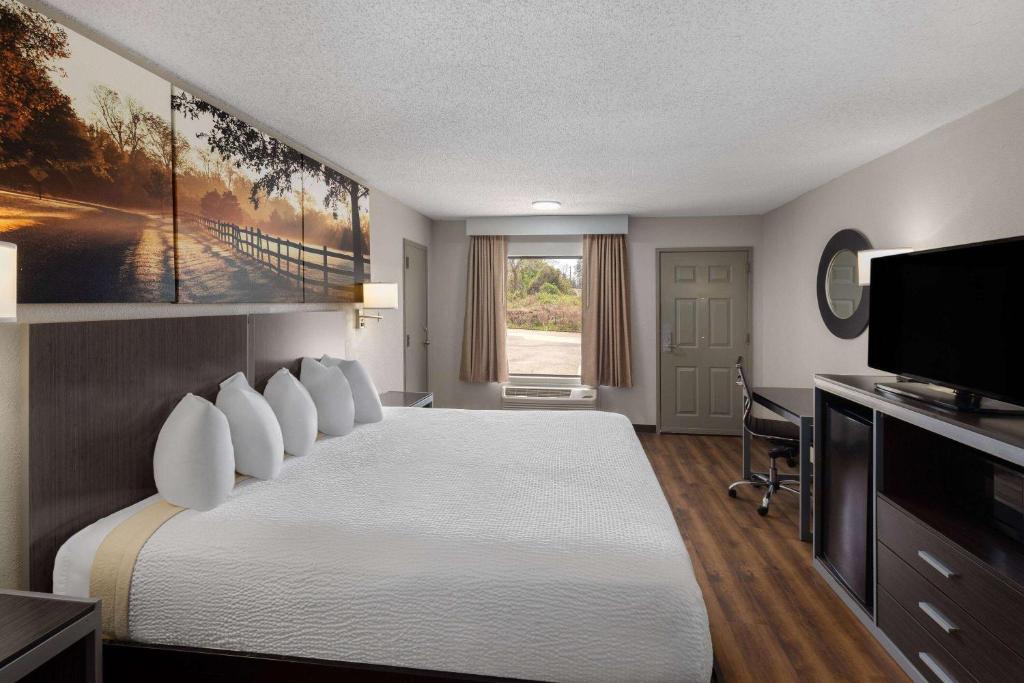 Days Inn by Wyndham Childersburg - King Room - Disability Access/Non-Smoking