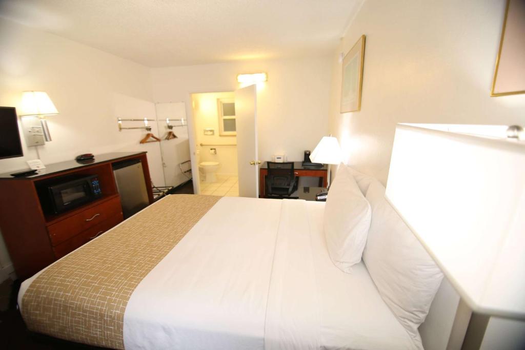 Travelodge by Wyndham Burbank-Glendale - King Room - Non-Smoking