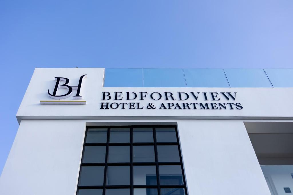 ヨハネスブルグにあるBedfordview Hotel & Apartmentsのホテルとアパートの屋上にある看板