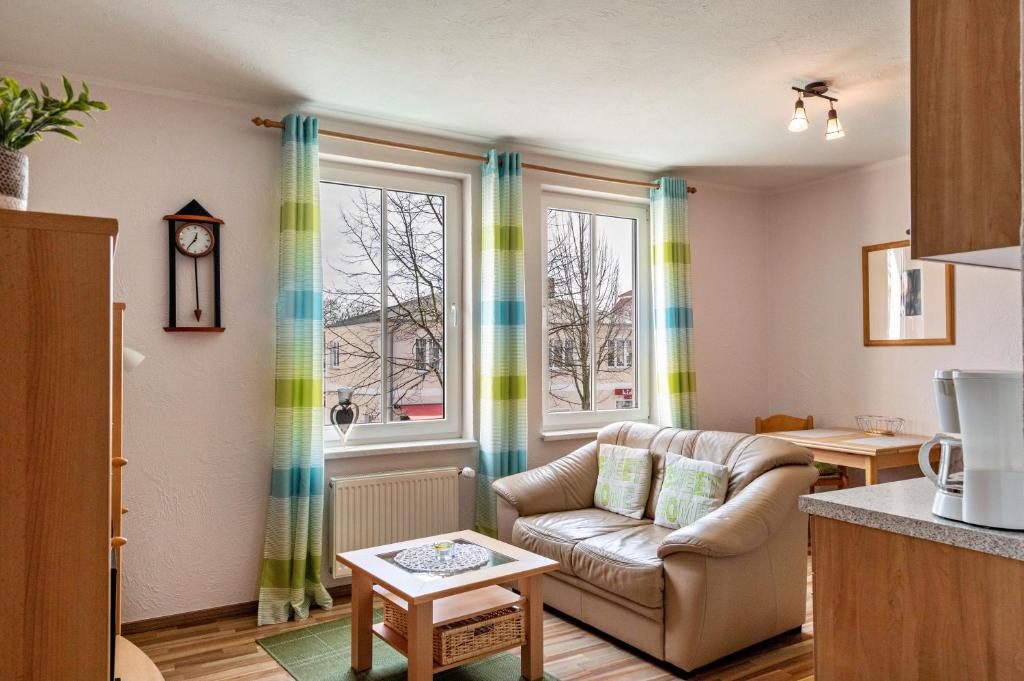 ein Wohnzimmer mit einer Couch und einem Fenster in der Unterkunft Apartment Morgensonne in Kühlungsborn