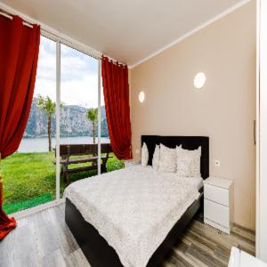 Postel nebo postele na pokoji v ubytování Pensiunea Decebal Resort - Cazanele Dunarii