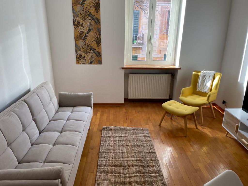ローマにあるVolupta's House Janiculum Hillのリビングルーム(ソファ、黄色の椅子付)