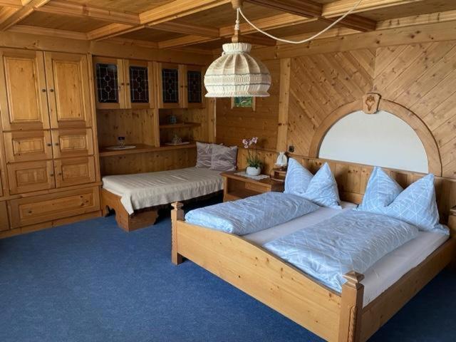 sypialnia z 2 łóżkami w pokoju w obiekcie Haus Elisabeth Schwaiger w mieście Maria Alm am Steinernen Meer