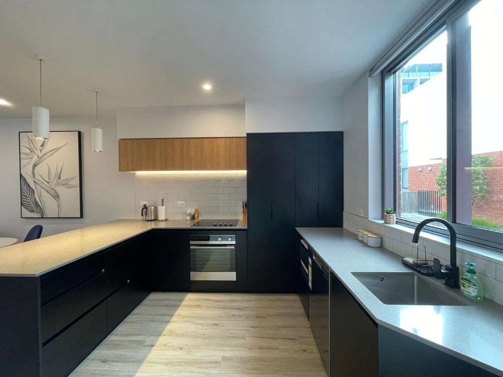 Central City Convenience With Free Parking - Resim 25