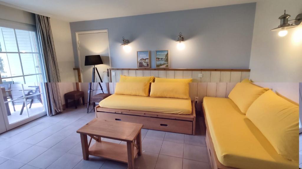 sala de estar con cama y sofá en Argousiers 111 en Fort-Mahon-Plage