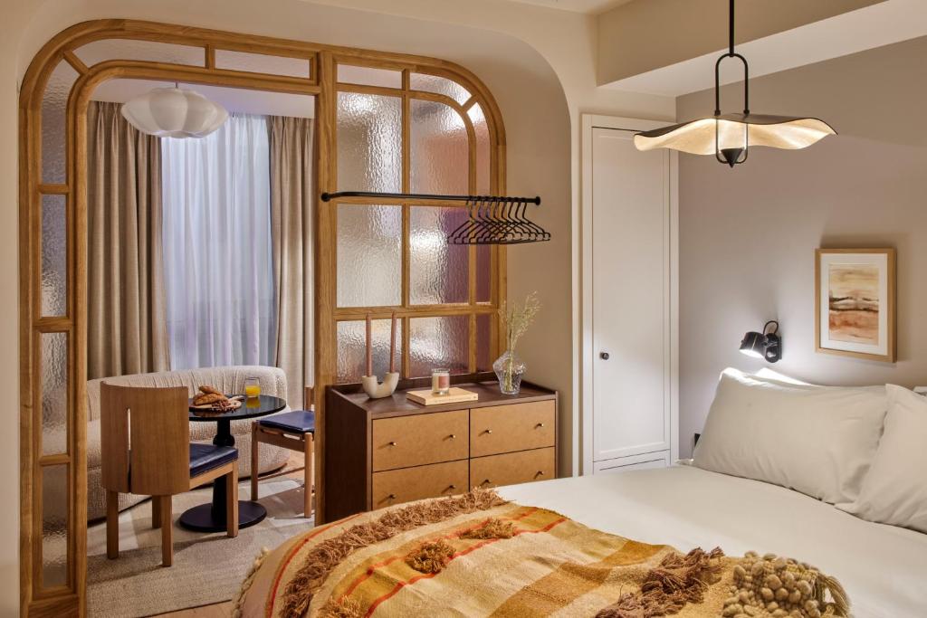 um quarto com uma cama, uma mesa e uma cadeira em Locke de Santa Joana em Lisboa