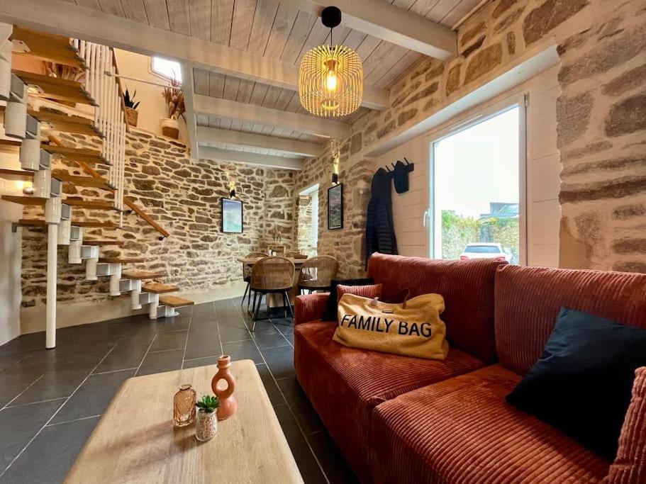 ein Wohnzimmer mit Sofa und Tisch in der Unterkunft Maison hyper centre Ville - 4 Pers - 2 places de Parking gratuites in Quimper