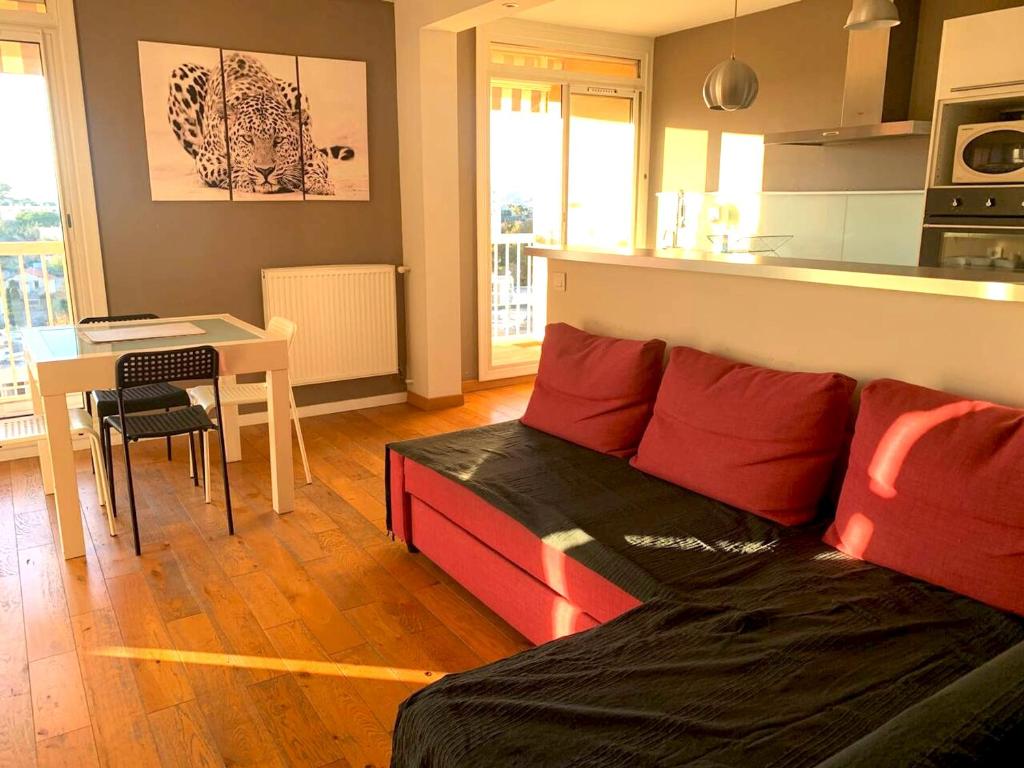un salon avec un canapé et une table dans l'établissement Bel appartement à Marseille 70 m² avec terrasse privée, à Marseille