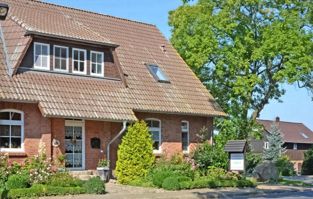 una casa in mattoni marrone con tetto di Gorgeous Apartment In Feldberger Seenlandsch With Kitchen a Conow