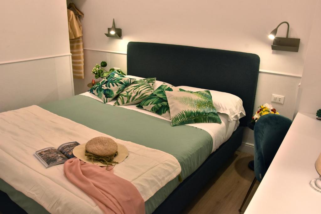 1 dormitorio con 1 cama con sombrero en Gloden House Apartments, en Taormina