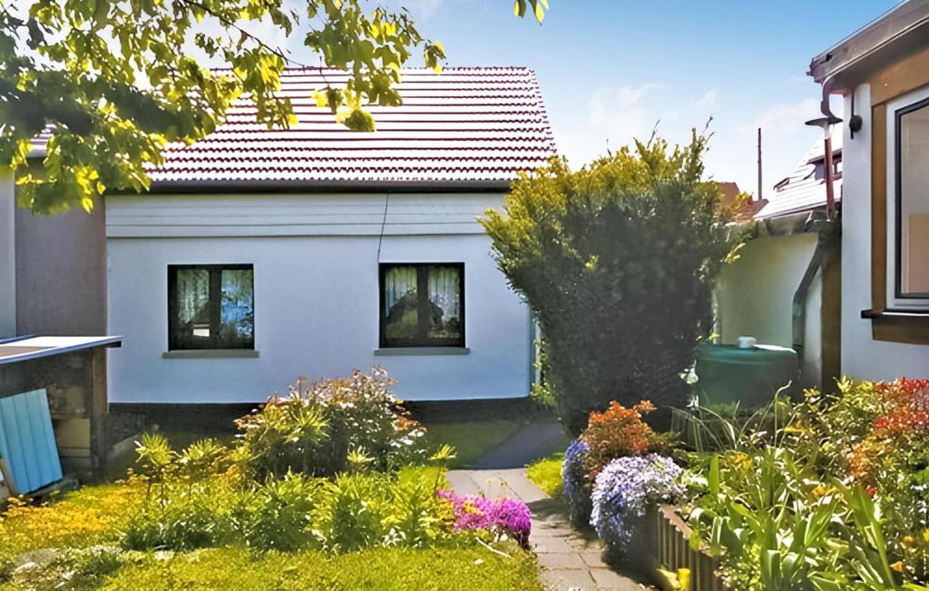 ein Haus mit Garten davor in der Unterkunft Cozy Home In Tambach-dietharz With Kitchen in Tambach-Dietharz