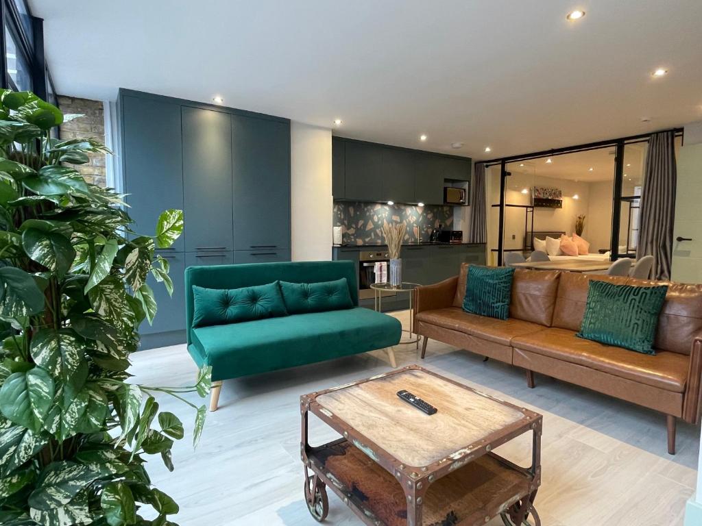 uma sala de estar com um sofá e uma mesa em Hackney 1 Bed Garden Flat em Londres