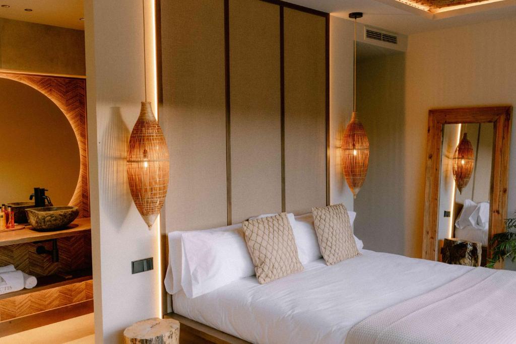 Postel nebo postele na pokoji v ubytování Noctis Hotel