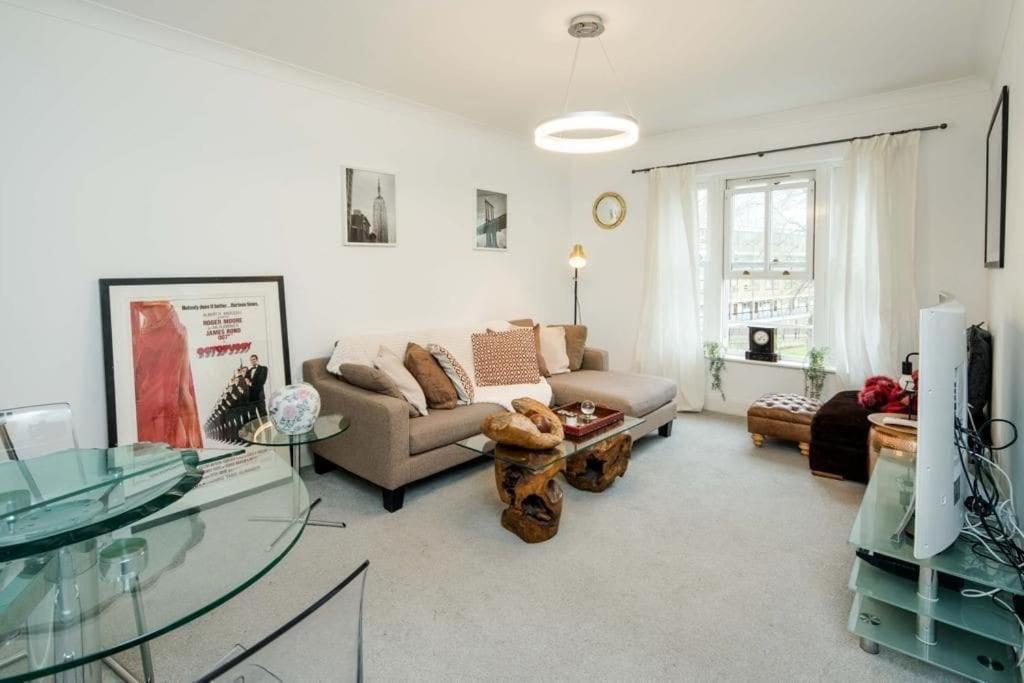 uma sala de estar com um sofá e uma mesa de vidro em Superb 1bed flat in Maida Vale em Londres
