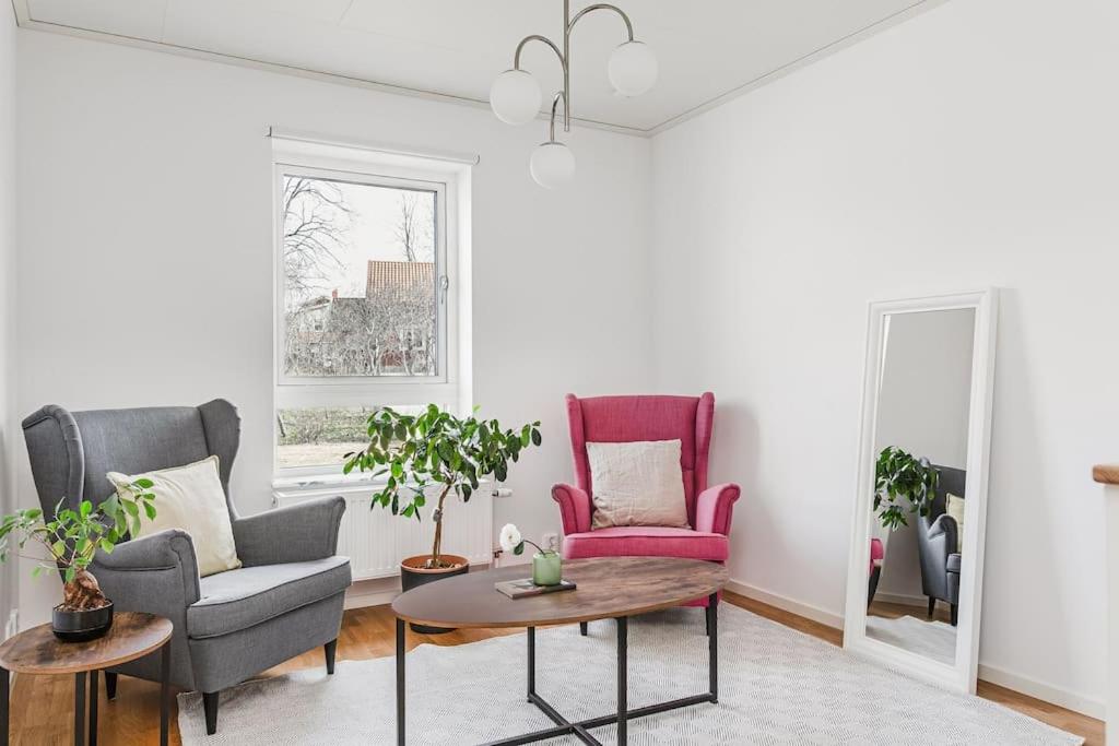 耶爾費拉的住宿－Cosy Family House With Outdoor Space，客厅配有两把椅子和一张桌子