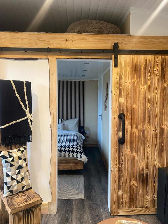 Postel nebo postele na pokoji v ubytování Devon River Glamping Pods