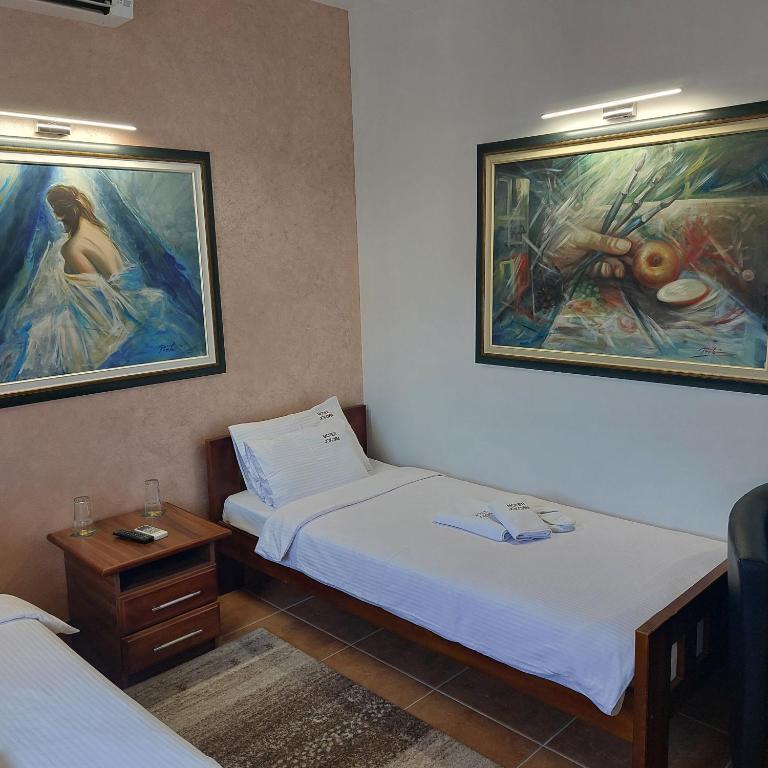 سرير أو أسرّة في غرفة في JOKSIM Rooms&Restaurant