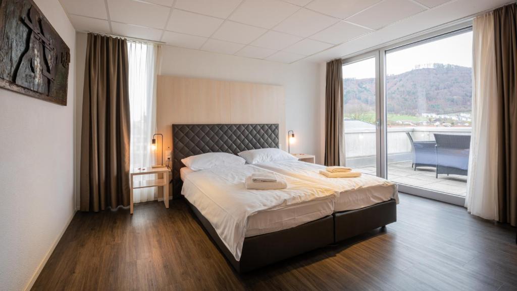 Postel nebo postele na pokoji v ubytování Los Lorentes Apartments Bern Airport