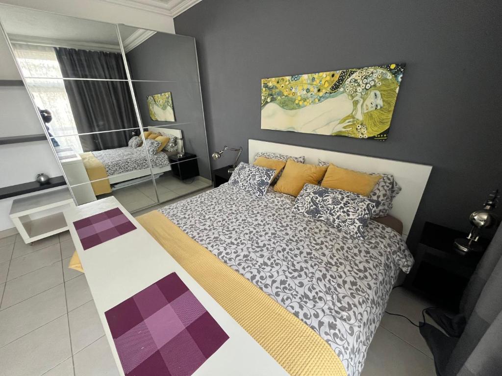 sypialnia z łóżkiem i obrazem na ścianie w obiekcie Location Location Location w mieście Sliema