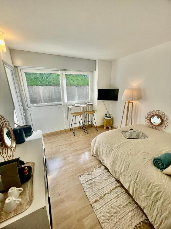une chambre avec un lit, un bureau et une fenêtre dans l'établissement STUDIO LA PINTA CASSIS, à Cassis