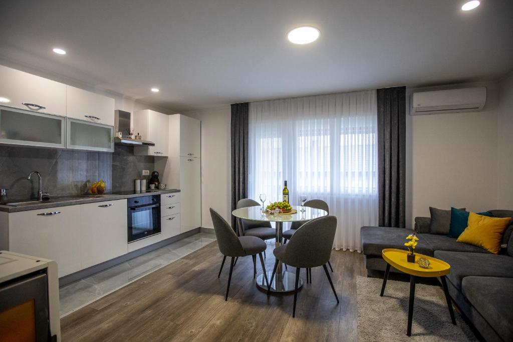 Kuchyň nebo kuchyňský kout v ubytování APARTMANI TEA