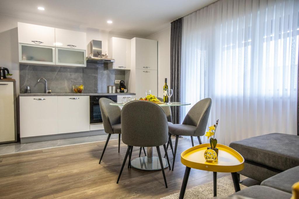 Kuchyň nebo kuchyňský kout v ubytování APARTMANI TEA