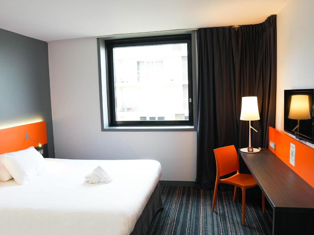 Postel nebo postele na pokoji v ubytování ibis Styles Caen centre gare