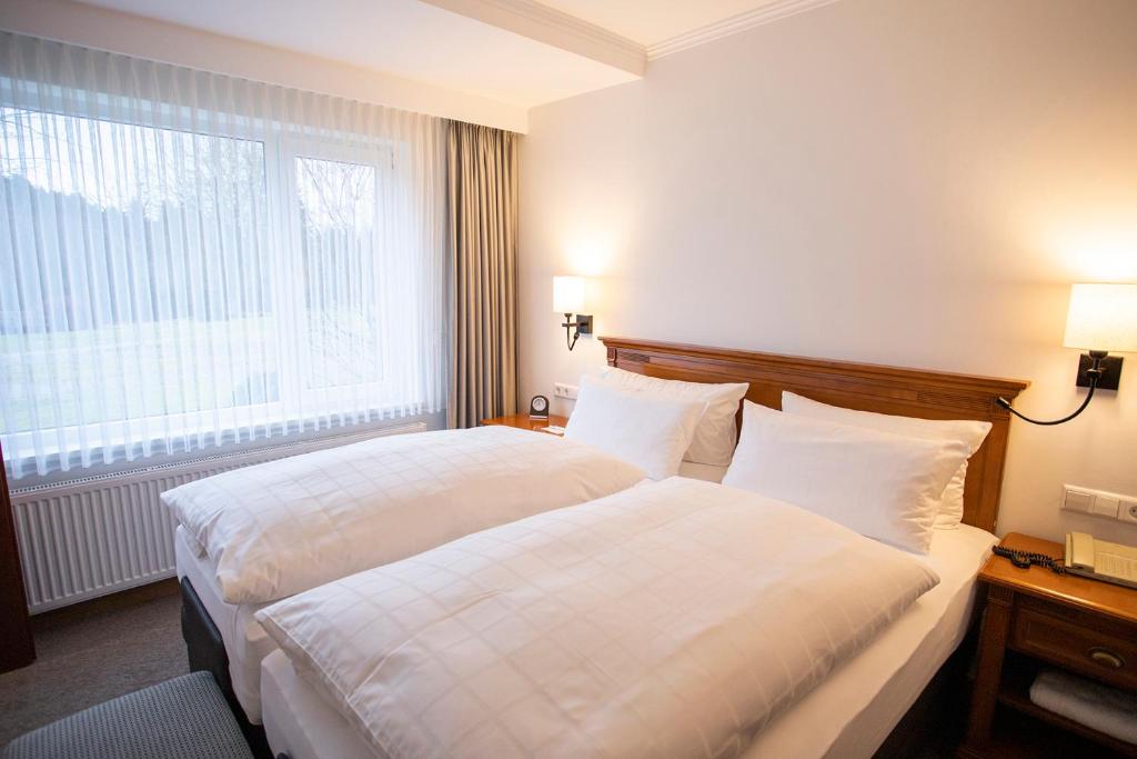 Een bed of bedden in een kamer bij Hotel Jagdhaus Wiese