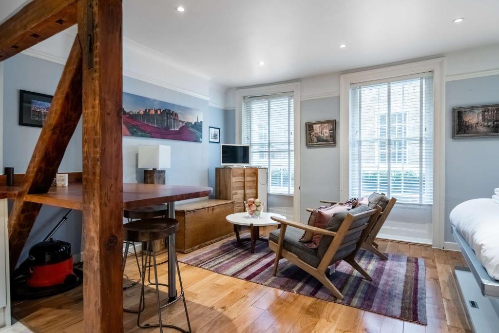 a living room with a bed and a desk at LiveStay-Fabulous One Bed Apartments on Covent Garden in London