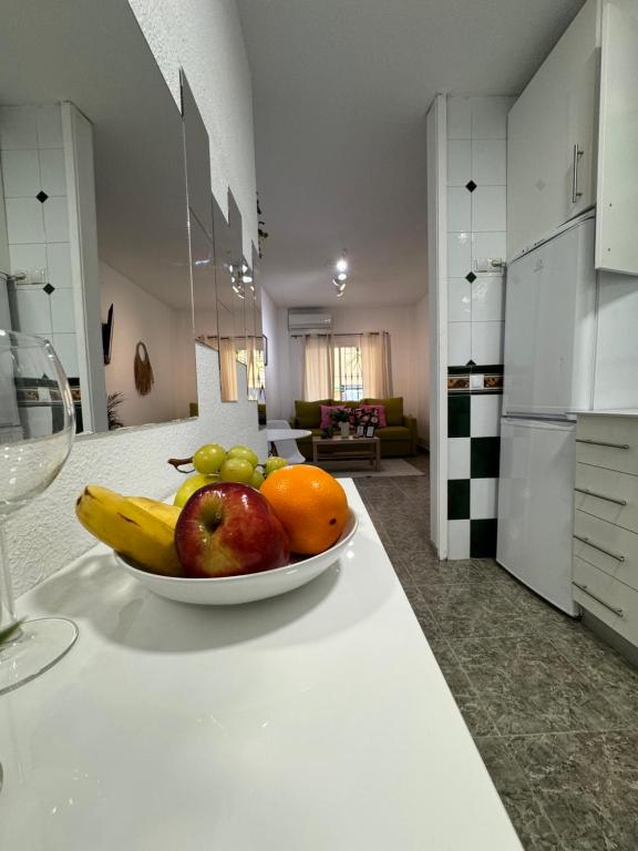 een fruitschaal op een aanrecht in de keuken bij Sweet Home Center Beatas in Málaga