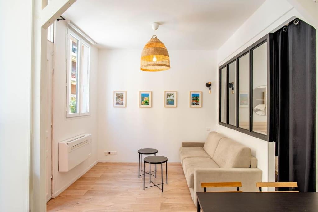 uma sala de estar com um sofá e uma mesa em Cosy flat in the heart of Villefranche-sur-Mer em Villefranche-sur-Mer