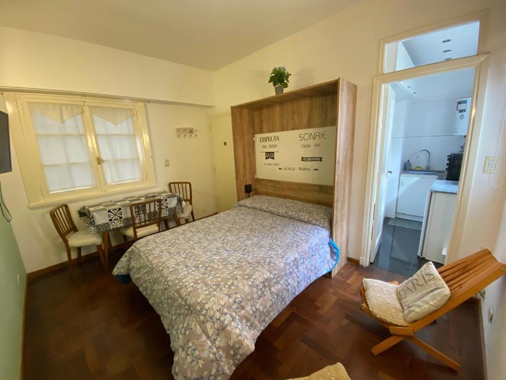 1 dormitorio con cama, mesa y ventana en Departamento Mar del Plata en Mar del Plata