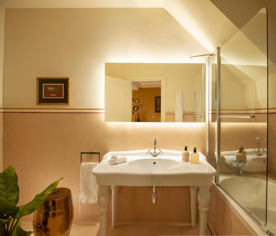 Kúpeľňa v ubytovaní Elizabeth Unique Hotel | a Member of Design Hotels™