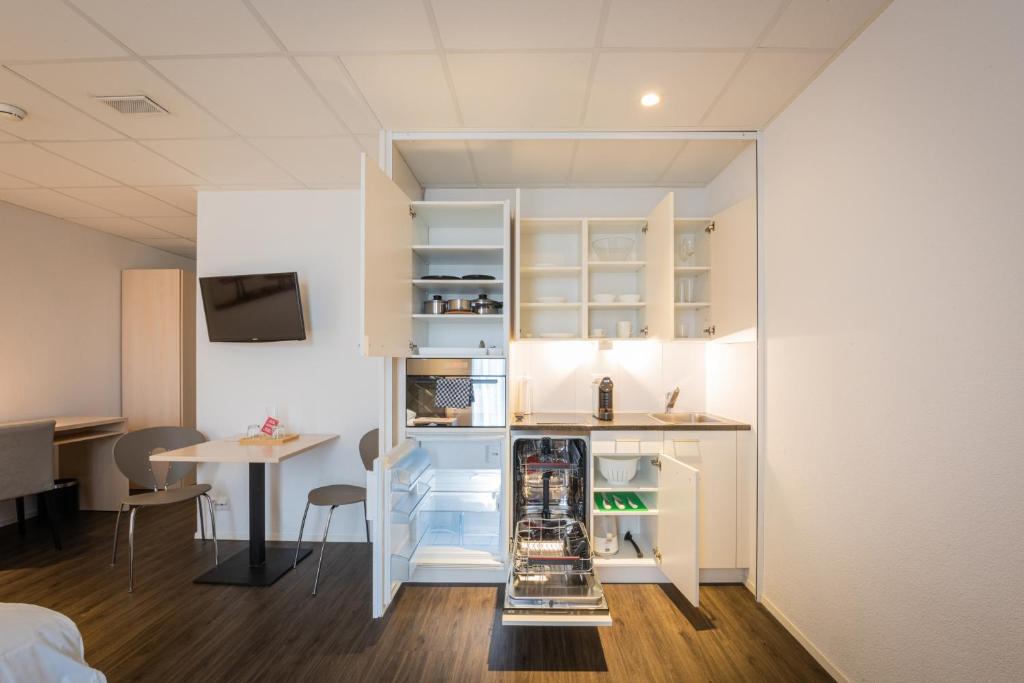 Kuchyň nebo kuchyňský kout v ubytování Los Lorentes Apartments Bern Airport
