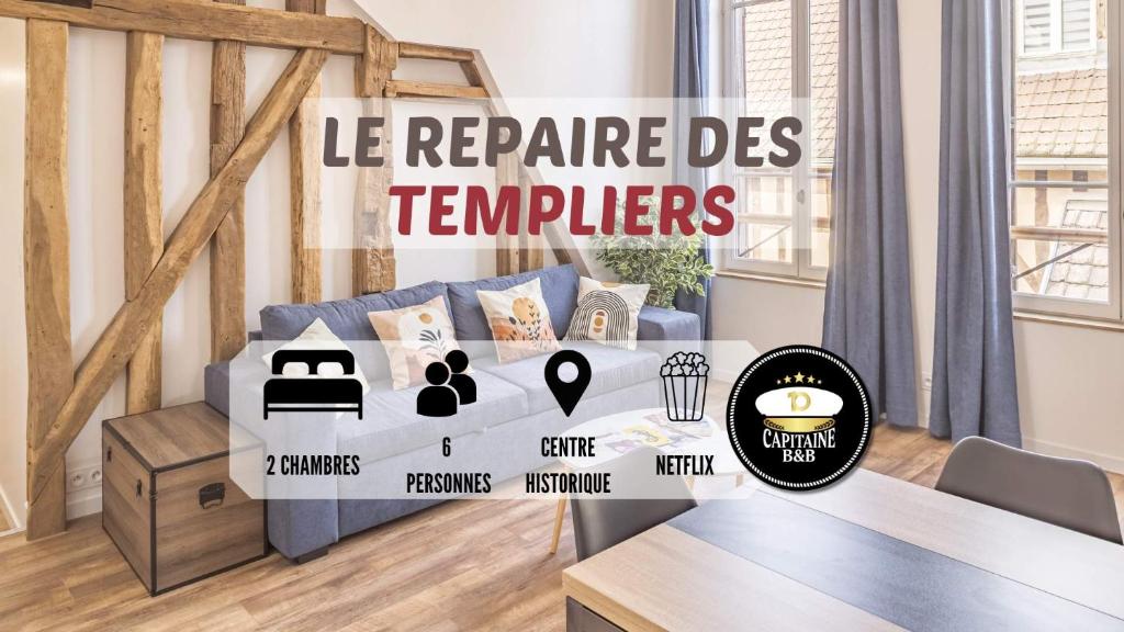 un salon avec un canapé bleu et une table dans l'établissement Le Repaire des Templiers - 6 pers. - Cour Calme, à Troyes